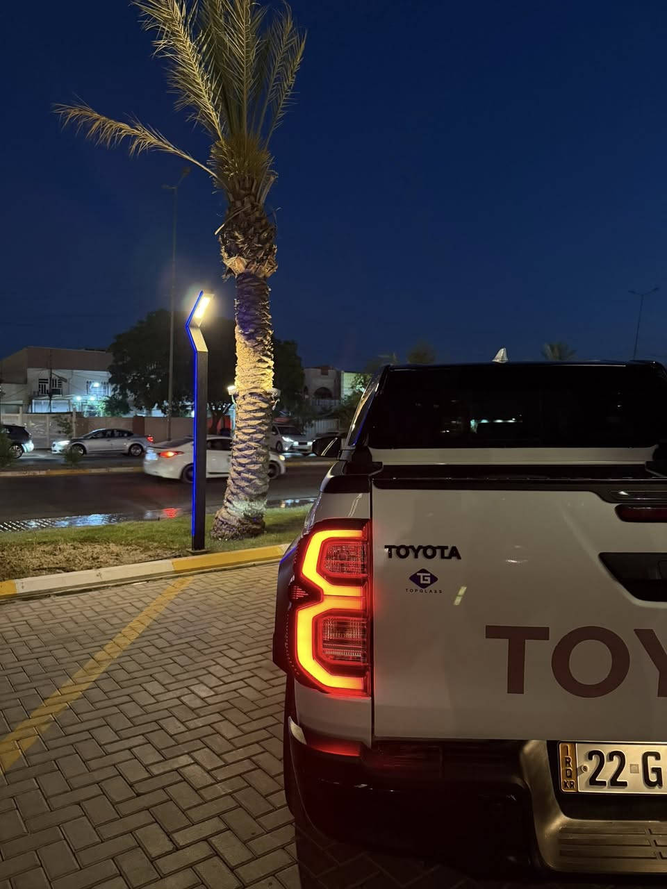 للبيع TOYOTA HILUX GR SPORT🦅
الموديل 2024
الممشى 68000 KM
اللون ابيض صدفي 
مكينة V6

فول مواصفات اعلى فئة كراسي جلد وشامواه 

*منفاخ 

*شاحن لاسلكي 

*ابل كاربلاي 

*تبريد منفصل للسائق والراكب

*كرسي السائق كهرباء 

ملاحظات السيارة خليجية بيها باب مبدل وكالة نفس اللون 
وبارد خفيف بالبنيد 

السعر 395 ورقة 
مكان بغداد 
هاتف ***********
سيد حسن
