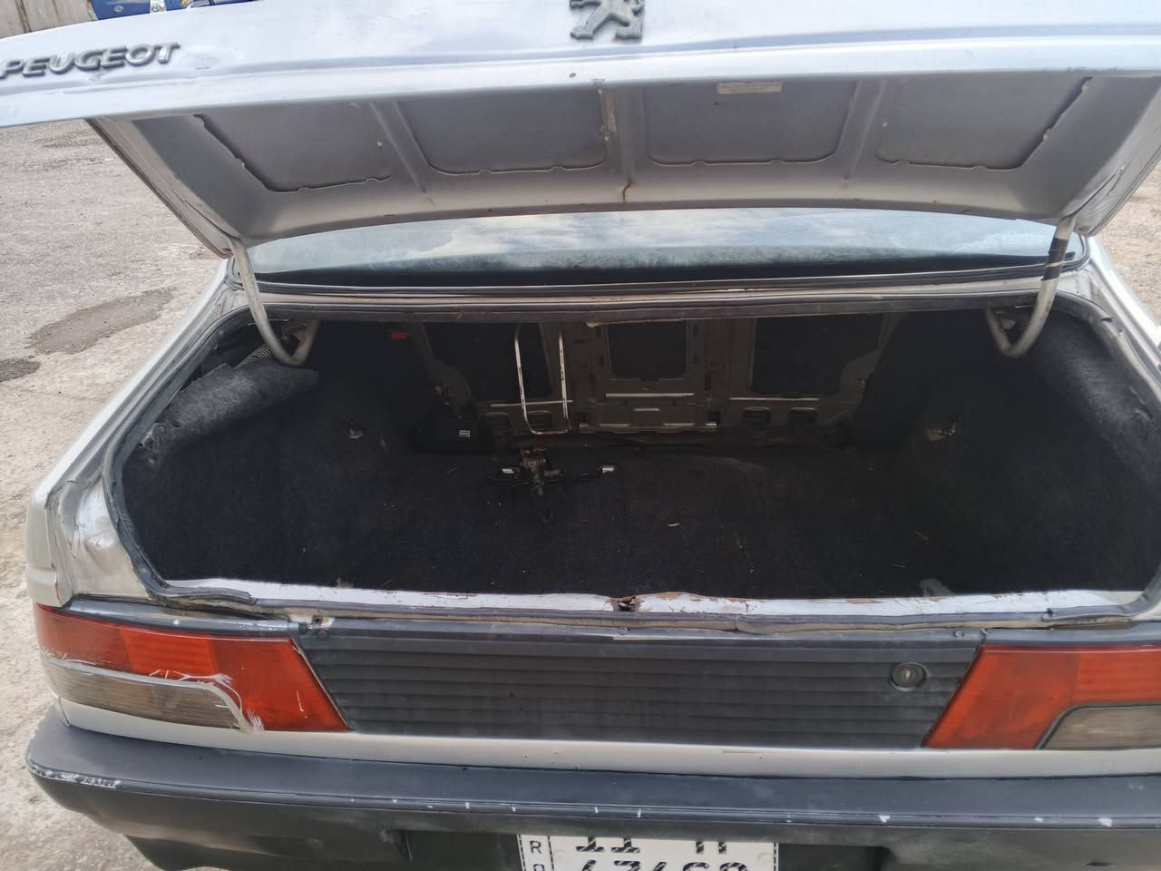 السلام عليكم
بيجو روا 

موديل 2009

رقمه بغداد دولي 

تخم تاير +الكهربايات كله شغاله 

تدفئة تبريد شقال +باتري جديد 

سياره مرشوشه جماليه فقط 

سنتر لك شغال خمس بيبان 

 بيع او مراوس حسب القناعه 
السعر 28 وبيه مجال 

مكاني بغداد الحسينيه المعامل 

رقم الهاتف  +واتساب 

(***********)
