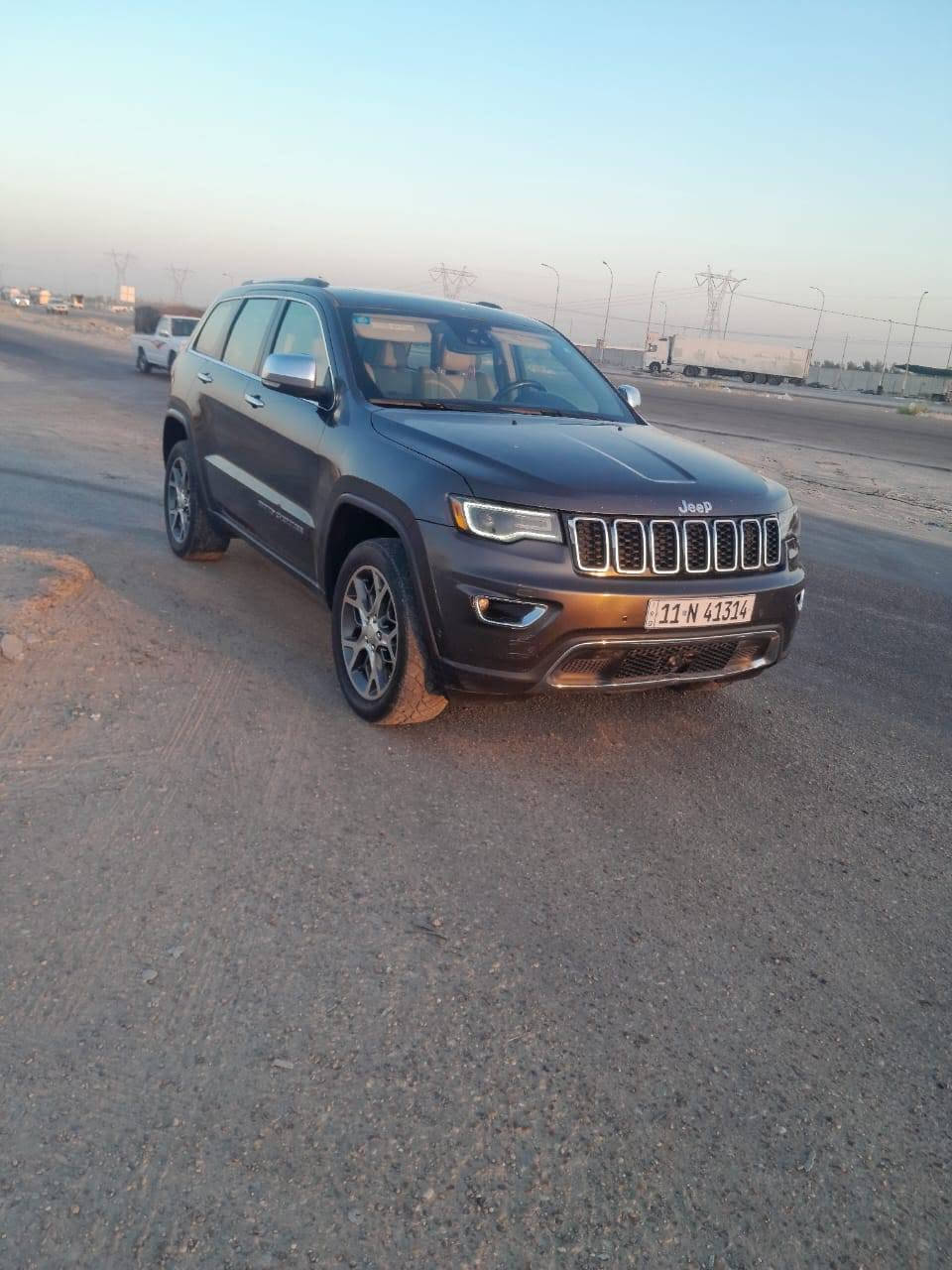 السلام عليكم jeep موديل 2019 فول مواصفات لمتد اعله فئه بلjeep حادثه جاملغ وبنيد مرجعات نفس وضعهن مكينته 6سلندر تشغيل عن بعد السياره جاهزه العنوان بغداد رقم الهاتف ***********
