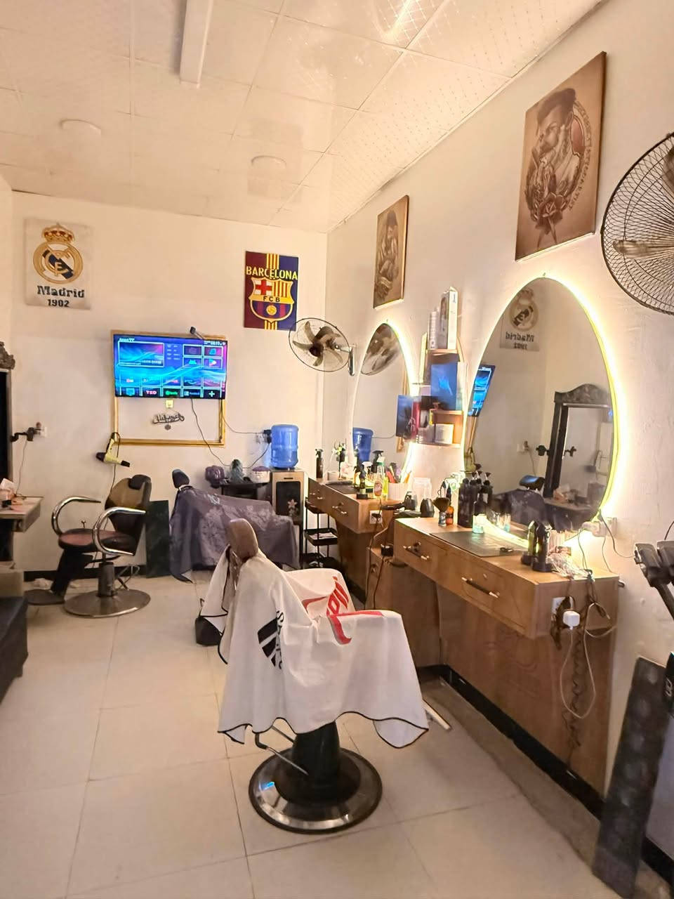 ✂️ محل حلاقة للبيع ✂️
فرصة مميزة لامتلاك محل حلاقة متكامل وجاهز للعمل مباشرة، يتمتع بزبائن دائمين وحركة عمل جيدة.

✅ محل مرتب وجاهز للرزق
✅ إيجار مناسب
✅ يحتوي على مولد ذهبي
✅ موقع حيوي ومميز

📍 العنوان:
 مقابل بيت شيخ خليفة، قرب فلكة أنس وفلكة حي الصناعي، مجاور مصور يحيى.

🔹 سبب البيع: عدم التفرغ.

📞 للاستفسار:
***********

