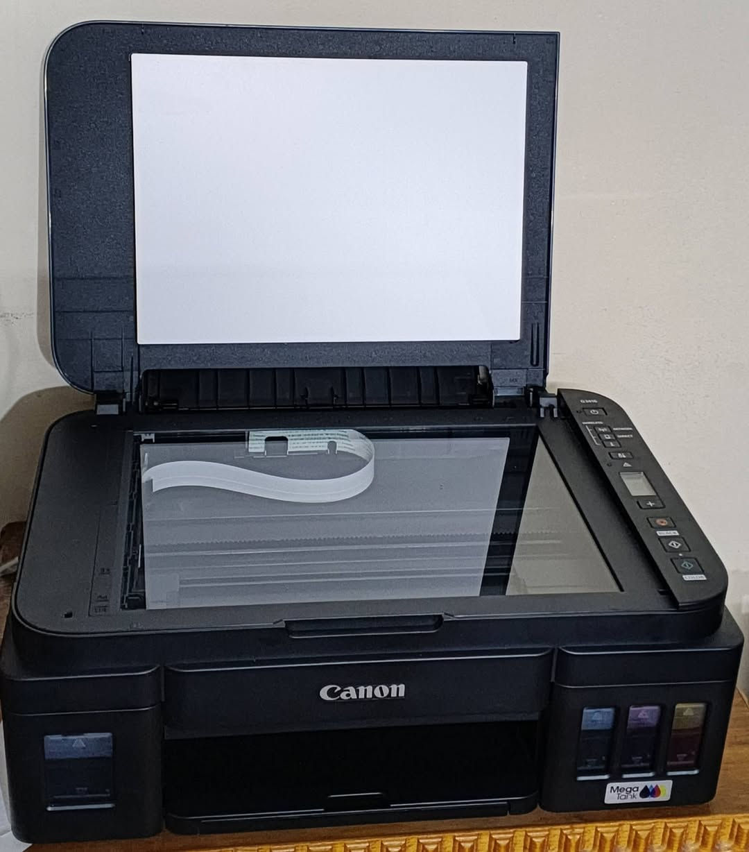 السلام عليكم 
متوفر طابعة كانون بكسما g 3416 الاصلية ب 155 الف ومتوفر توصيل لجميع المحافظات مكانها بالموصل مستخدمة قليل و نظيفة استخدام منزلي مال طالب .

للعلم سعر الجديدة 195 الف
طباعة واستنساخ وسكنر . 
تطبع من الموبايل
 ومن الحاسبة ( الابتوب )
تطبع وجهين يدوي
للاستفسار راسلنا خاص


**إذا كنت صاحب هذا الإعلان وتريد حذفه لأي سبب، رجاءا أرسل رسالة إلى الدعم الفني**