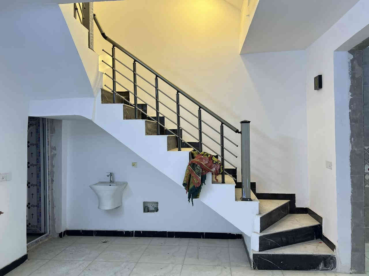 بيت للبيع 100 متر طابقين. 3 غرف نوم حمامين مع مطبخ واستقبال تستلمه مباشر زيرو غير مسكون البوعيثه مجمع العدل  الثالث   تنازل قلعه السعر 125 مليون قابل للتفاوض 
***********
***********
