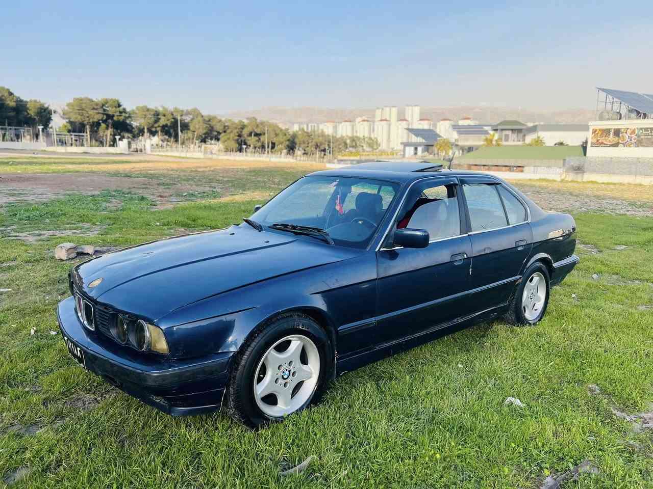 سەرەتا بەناوی خوا ماشاللە لەماڵی هەموو لایەک
BMWبۆفڕۆشتن 
نموونه يي نيه له جوانيا
مۆدیل 1991 ئارمم پلاستيكه به شه رتي ئارموو ئه وه لياتت مووس و براوه ش به شه رتت 
  520 ديجيتال گیڕ عاديه   به شە رتي گيرو مه كينه هه لمي نيه 
كاره باهي هه مووي ئيش ده كاتت سلايته چوار جامم كاره باهيه  لايت زينونه سيدي و هه مووشتيكي مزبوتت كامل گيچه كاني ئيش دكاتت
 چوار تايه و ويلي زور زور باشه 
سياره كه تا بليتت توندوو توله مالي دوسته چركه ي تيا نيه 
تازه پيشوو دواهي داگيراوه 
نرخ (( 27گلا معامه له)))
***********
*********** 
له سليمانيه سياره كه
