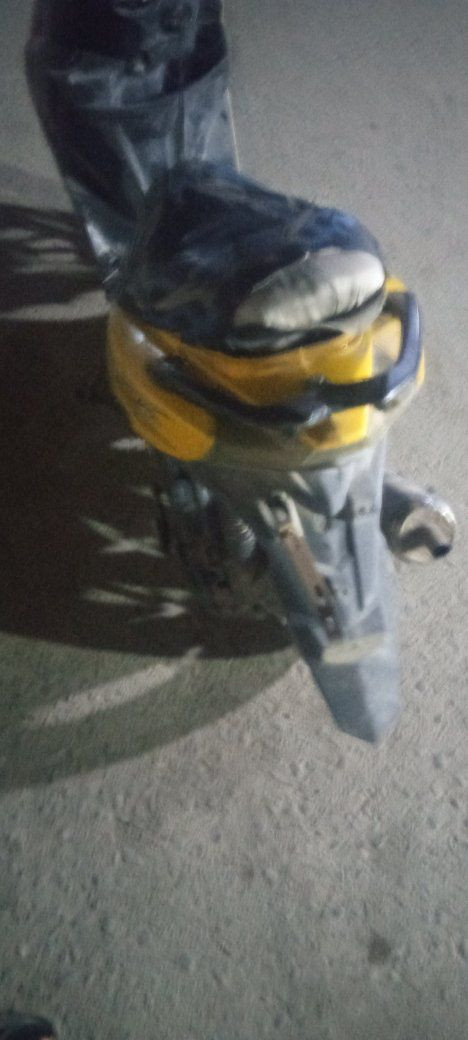 السلام عليكم دراجه البيع شاصي اف اس مكينة ماكس عدله شلعه اذا مو تعليك تاخذ الدراجه بلاش معدل  100 صالصنه رياضي كلجات رياضي كامله مكمله بس الحوض مال كشن طاك وباتري نقص قيم بل يرضي الله 
مكاني بغداد 
رقمي ***********
