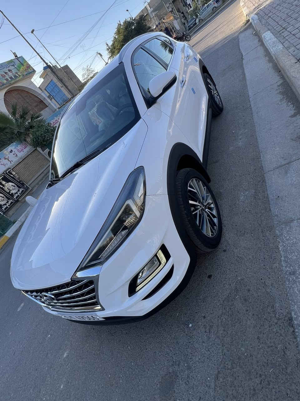 السلام عليكم للبيع توكسان مكفول عدى رصعتين ازغار
موديل 2019 فول ما عدى بنوراما 
اغلاف اصلي كشنات 
5 عدسات 
ماشيه 61 حقيقي 
بأسمي السيارى على ايدي من الزيرو 
السعر200  ورقه     غير متواجد عل فيس  
 غير متواجد عل فيس.  العنوان الكراده    ***********
