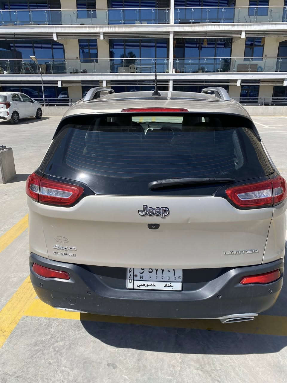 جيب شيروكي (بزون)
موديل 2015 فئة ( LIMTED)
اللون ذهبي 
بدون ايرباك
محرك 6 سلندر 3200 cc
ماشية 132.000 كيلومتر
دفع رباعي 4*4
كامل المواصفات تجي بدون فتحة سقف
اطار ويل كب حجم 18
الگير 9 نمر 
4 انظمة قيادة 
قطعتين تبريد
مقاعد جلد
المقاعد الامامية تدفئة وتبريد
مقعد السائق كهرباء
تدفئة بالستيرن 
رادار امامي
تحذير النقطة العمياء
مانع تصادم
12 حساس امامي وخلفي
اوتو بارك 
اوتو ستوب
هاند بريك كهرباء
مثبت سرعة
 تشغيل عن بعد 
الصندوق كهرباء
*الضرر في امريكا* 
قبغ جنطة خلفية ومبدليها بدون اي ضرر للايرباك
واكو طخة اثناء التحميل بالشباك الامامي وعلى اثرها مصبوغ اقل من ربع البنيد
*الضرر في العراق*
طخة في اعلى جاملغ السائق ومعدلها عالبارد يم المندلاوي
طخة في باب جنب السائق ممعدله
واكو كم تلحيظة بسيطة في باقي اجزاء السيارة ( للامانة) 
السيارة يحتاجلها شوية ترتيب وتكون كاملة
السيارة باسمي وتحويل مباشر 
(السعر (12.500$ )
السيارة موجوده في بغداد - المنصور
متواجد بعد الساعة 4 عصراً 
للتواصل ***********
