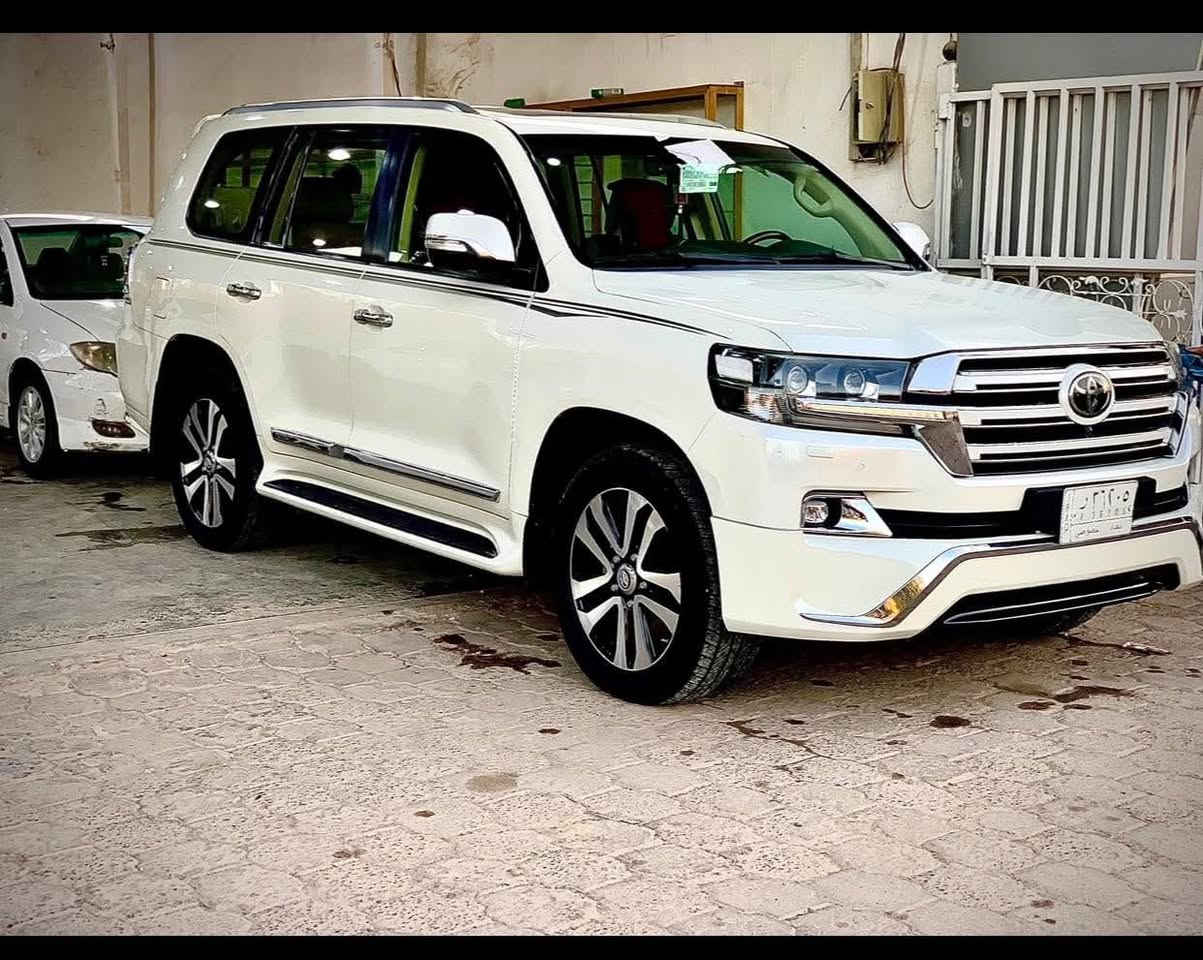 السلام عليكم
لاندكروز وآيت ادشن 2017 
مكفوله 
فول موصفات 
كشنات ثنين كهرباء 
اربع كامرات 
رقم بغداد جديد 
تخم تاير جديد
سعر ٤٦٥
***********
