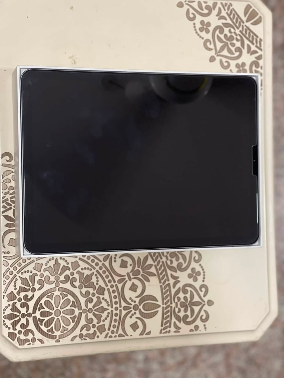 السلام عليكم 
Ipad air 4 
الشاشة :
* الحجم: 10.9 إنش
* النوع: Liquid Retina IPS LCD
* الدقة: 2360 × 1640 بكسل (264 ppi)
* السطوع: 500 شمعة (nits)
* تدعم:
    * True Tone
    * Wide Color (P3)
    * Fully Laminated Display
    * Anti-Reflective Coating

المعالج :

* Apple A14 Bionic (بدقة تصنيع 5 نانومتر)
* معالج سداسي النواة (CPU)
* معالج رسومي Apple GPU رباعي الأنوية
* Neural Engine بـ 16 نواة
النظام :
IPadOS 26.5
الذاكرة :

* RAM: 4 جيجابايت
* التخزين الداخلي: 64 جيجابايت .
مكاني كربلاء و السعر على الخاص او الواتس : *********** .
