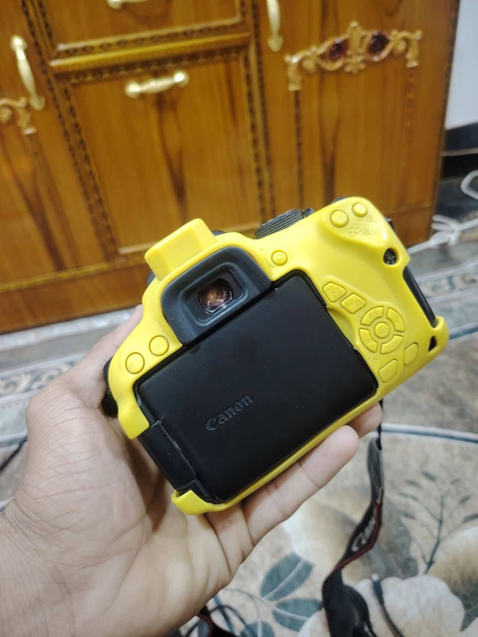 🔴﴿ كانون d700﴾🔴🔥             شاشة لمس متحركة الاصلية
الكامرة  أول استعمال اله بمحرم وكذلك آخر استعمال جانت مضمومة

مواصفاتها 🚀🚀

1 _ عدسة 55.18  ✅
2 - حزام كتف ✅
3 - 3 بطاريات ✅
4 -  شاحنه تدعم الشحن السريع ✅
5 - جيلاتين اصفر ✅
6 - كيبل وتوصيلات موبايل ✅
7 - رام 16جيجا  ✅ 
 فقط مرواس حسب القناعة والاتفاق والافضل تكون نيكون بالمراوس
ماعندي توصيل مكاني بغداد البلديات 
للاستفسار *********** واتساب
