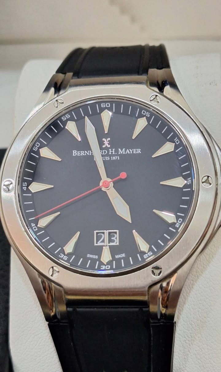 برنارد إتش ماير
سويسرا أصلي 🇨🇭 
نظافه منتازه جدآ 
القطر ٤٣ 
سير ربر أصلي 
بك أصلي معلم 
أميال وأرقام لامينوس
السعر١٢٠$


**إذا كنت صاحب هذا الإعلان وتريد حذفه لأي سبب، رجاءا أرسل رسالة إلى الدعم الفني**