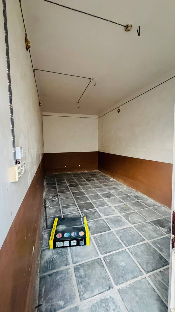 🏡 دار للبيع في المناذرة - حي الزهراء
المواصفات العامة:
المساحة: 120 متر مربع.
عدد الطوابق: طابق واحد.
نوع البناء: بناء طابوق أصلي مع صب كونكريت (جاهز ومتين).
🔹 تفاصيل الدار الداخلية:
غرفة نوم واحدة.
صالة مريحة.
غرفه استقبال للضيوف.
مطبخ.
مجموعات صحية (حمامات).
📍 الموقع المميز:
قضاء المناذرة — حي الزهراء، بالقرب من شارع سيد عدنان.
💰 السعر:
سعر مناسب جداً (للتفاصيل يرجى التواصل معنا).
📞 للاستفسار والمراجعة:
ندعوكم لزيارة مكتبنا أو الاتصال بنا مباشرة:
العنوان: مكتب استقرار — المناذرة، حي الزهراء، عمود 100 (مقابل مجمع القاسم).
الإدارة: بإشراف الأخوين (حمزة الغزالي & شهيد الغزالي).
أرقام الهواتف:
📱 حمزه الغزالي: ***********
📱 شهيد الغزالي: ***********
🤝 مكتب استقرار للعقارات: مستعدون لاستقبال كافة عروضكم العقارية داخل قضاء المناذرة (بيع - رهن - إيجار). أهلاً وسهلاً بالجميع!
