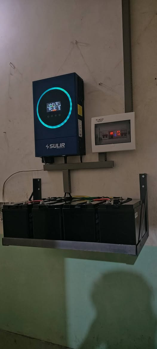 تنصيب منظومة طاقة شمسية بواقع 8 امبير نهاري 4 امبير ليلي من قبل شركة كولدن بور للطاقة الشمسية فرع-ناحية الرياض  .
للاستفسار:
***********
