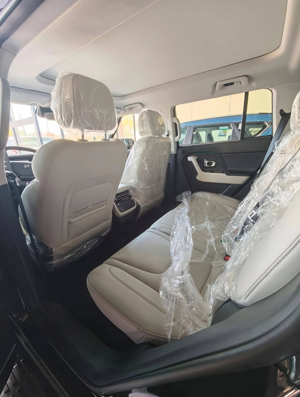 سيارة Jetour T1 i-DM (الهايبرد القابل للشحن Plug-in Hybrid)  اقتصادية في استهلاك الوقود 
أبرز المواصفات:
محرك بنزين تيربو 1.5 لتر مع نظام هايبرد قابل للشحن (PHEV). 
مدى كهربائي خالص يقارب 88–100 كم للشحنة الواحدة. 
مدى إجمالي (بنزين + كهرباء) قد يصل إلى 800–1200 كم حسب ظروف القيادة. 
شاشة وسطية كبيرة 15.6 بوصة وأنظمة أمان ومساعدة قيادة متقدمة. 
المميزات: ✅ صرفية وقود ممتازة عند الشحن المنتظم.
✅ عزم قوي وتسارع جيد.
✅ مساحة داخلية واسعة وشكل جذاب.
✅ إمكانية السير يومياً بالكهرباء فقط لمسافات قصيرة ومتوسطة. �
السعر /// 42 مليون
ادخل على الرابط 👇👇 
شركة الفرس الابيض لتجارة السيارات 
معارض البياع الشارع المميز مجاور معرض العامري 
*********** 
*********** 
*********** 
***********
