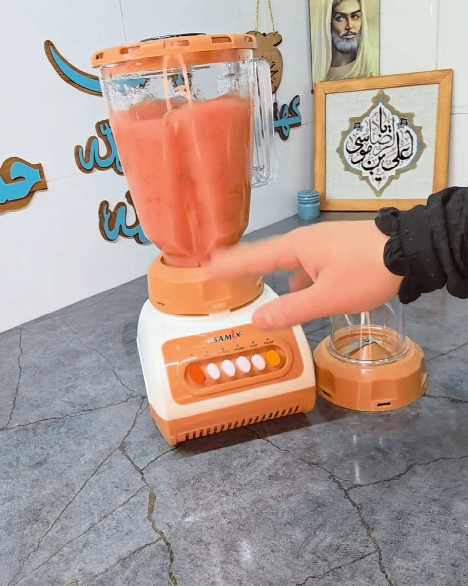 🌹🌹٣٠ الف شامل التوصيل 🌹🌹
🥤 خلاط SAMIX SNK-999 – القوة والسهولة في مطبخك! ⚡

حوّل كل وصفة إلى تجربة لذيذة مع خلاط سامكس الذكي!

🔹 قوة خلط عالية لتنعيم الفواكه والمكسرات في ثوانٍ.

🔹 سعة 1.5 لتر تكفي لتحضير العصائر للعائلة كلها.

🔹 4 سرعات + وضع Pulse لتحكم مثالي في القوام.

🔹 مطحنة إضافية تطحن القهوة والبهارات بسهولة.

🔹 شفرات ستانلس ستيل حادة ومقاومة للصدأ.

🔹 تصميم أنيق، ثابت، وسهل التنظيف بعد كل استخدام.

💡 من العصائر والميلك شيك إلى طحن القهوة — جهاز واحد يغنيك عن الكل!


**إذا كنت صاحب هذا الإعلان وتريد حذفه لأي سبب، رجاءا أرسل رسالة إلى الدعم الفني**