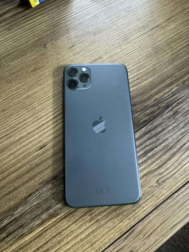 ايفون11برو ماكس  ذاكره 256         بطاريه74  ممبدل أي شي السعر300   رقم ***********
