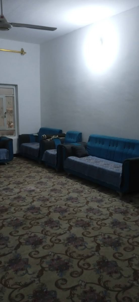 الدار للبيع في منطقة الطهمازية عمود 99 نهاية تبليط البيت يتكون غرفتين غرفة نضام سويت واستقبال وهول ومطبخ ومجمع صحيات داخلية وخارجية مساحة البيت 300 السعر 65 وبي مجال اتصال ***********
