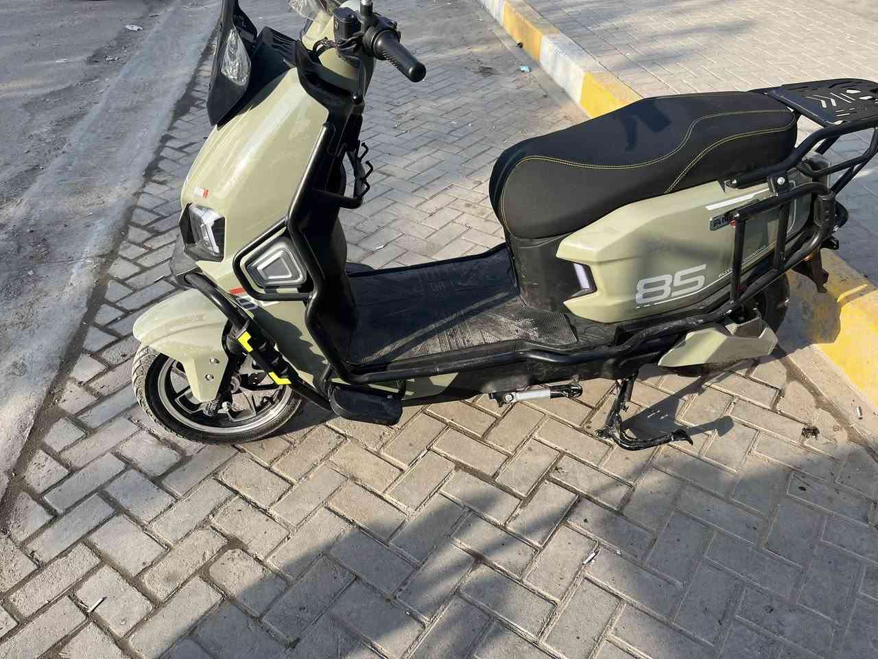 دراجه للبيع شحن نضيفه حيل
بغداد العامريه سعر 
مليون 100 
***********
