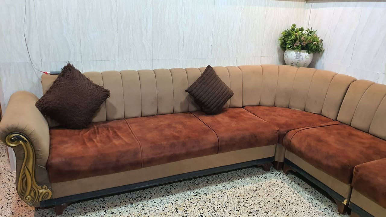 هذا الديوان للبيع السعر ٣٠٠ خشب جام وليس ابلوك طوله الضلع الأول ٢٦٦سم والجهة الثانية ٢٨٦ سم للتواصل مع هذا الرقم *********** المنطقة حي السكر في الموصل ...
