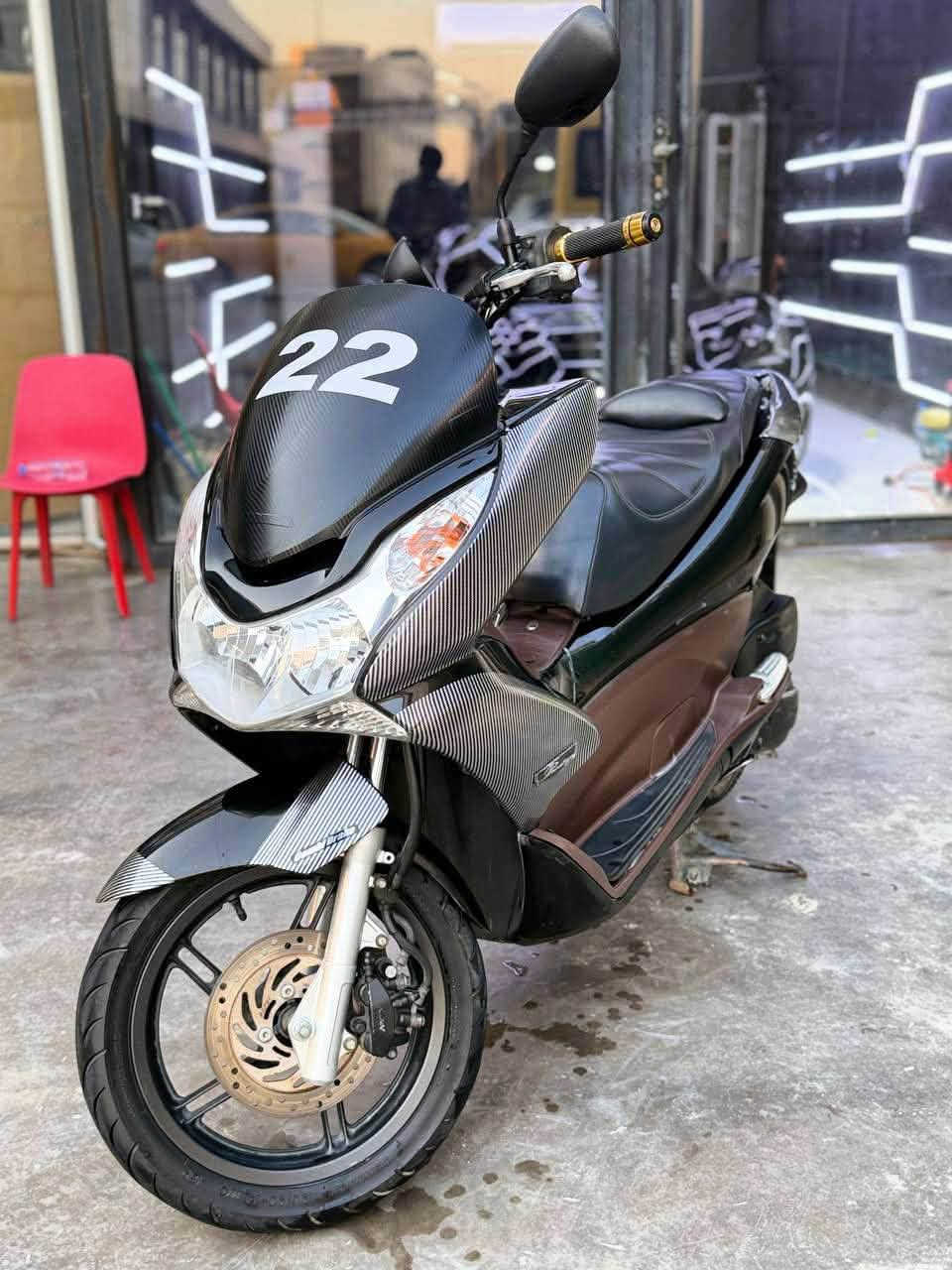 بي سي اكس (PCX) جيل أول ياباني بلاد للبيع 

اللون: أسود (Black).

🚫كفالة عامة من كلشي.

🚫شلعة ومعدل ومكينة ناعمة بشرط.

🚫دراجة ياباني أصلي ومكفولة.

🚫الكفرات بنظافة 90% وعليها بوليش ونانو وتغليف

🚫محرك بشرط النظافة والفحص.

🚫بانزين شرط محسن فقط.دهن أمزويل (Amsoil) الأصلي.

🚫استاند صفح كهربائي شغال.

🚫زوج تايرات جدد توني شادهن.

🚫ما بيها أي نقص، ولا دينار ذب عليها.

🚫صدر ونفخة مكفولة، لا رفة ولا خلل بالستيرن

🚫تبريد ماء وراديتر.

🚫غراضها كلها بلاد وما ملعوب بيها.مال جناي، 

🚫مال بيت ومو مال تعب 

شراي تعال وافحص وين ما يعجبك وعند أي فيتر.

للتواصل:الرقم: *********** (اتصال أو واتساب)
العنوان: الكوت
