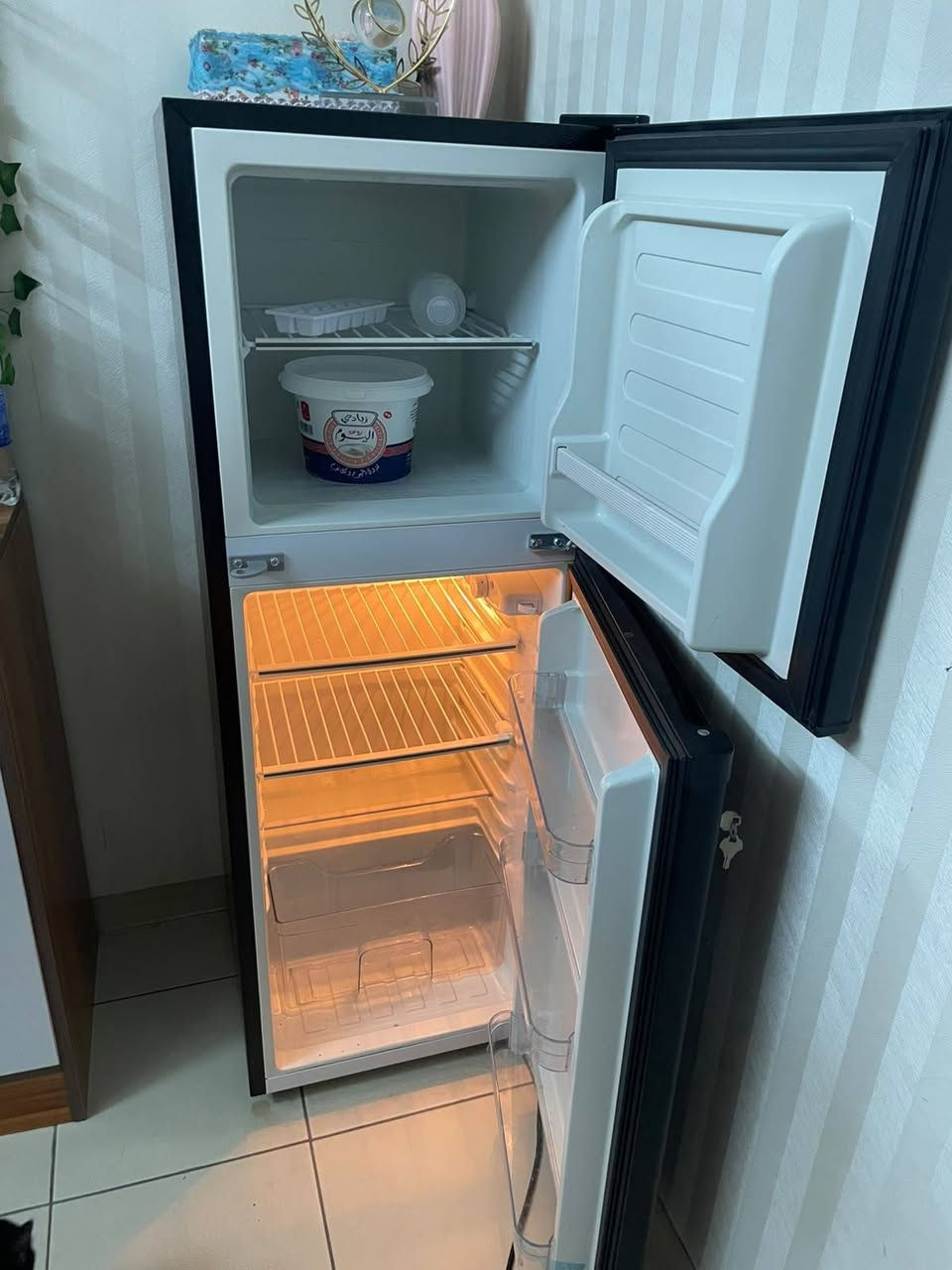 مرحبا
عندي ثلاجة صغيرة مستخدة جداً و بعدها جديدة 
سعرها الاصلي ٢٢٠ 
ابيعها ب ١٨٥ 
و مبردة بعدها جديدة مستخدمة اسبوعين فقط 
سعرها الاصلي ١٢٦
ابيعها ب ٩٥ 

المكان : بغداد 

اللي يناسبهم التتواصل على هذا الرقم تليجرام : ***********
