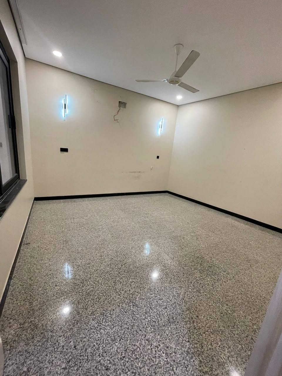 السلام عليكم بيت للايجار البيت مودرن بناء حديث يحتوي على مطبخ كبير صاله غرفتين نوم حمام البيت ارضي موقع الزيتون جديده مقابيل جامع منى بلفرع سعر الايجار 600 الف قفل غير قابل للتفاوض مطلوب عائله صغيره للاستفسار مع صاحب بيت حصرا بدون دلاليه ‏‪***********‬‏ ملاحضه المطبخ جاهز كاونتر حديث
