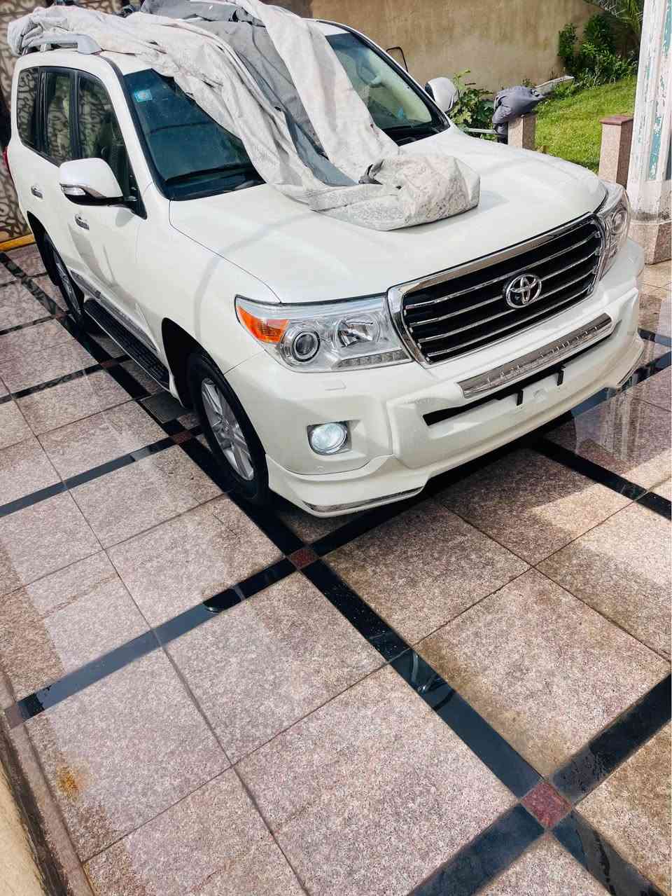 سلام عليكم 
للبيع او مراوس حسب القناعه 
لاندكروز GXR 2013 ساز ماشيه 87 اصل 
مكفوله ضربه وصبغ وتبديل 
محرك وكير مكفول سياره جاهزه تخم تاير دنلوب ياباني غرفته جديده بدون تشققات 
مكفوله من الزنجار او الخياس بالابواب 
شاشه وكامرتين امامي خلفي وحساس خلفي وفتحه وتحكم ستيرا ٣ قطع تبريد وثلاجه ٧ راكب رقم بصره رباعي 2377 وبقيه المواصفات معروفه 
مكاني البصره الجبيله قرب مول بصره تايم 
للاستفسار 
*********** البصرة, العراق
