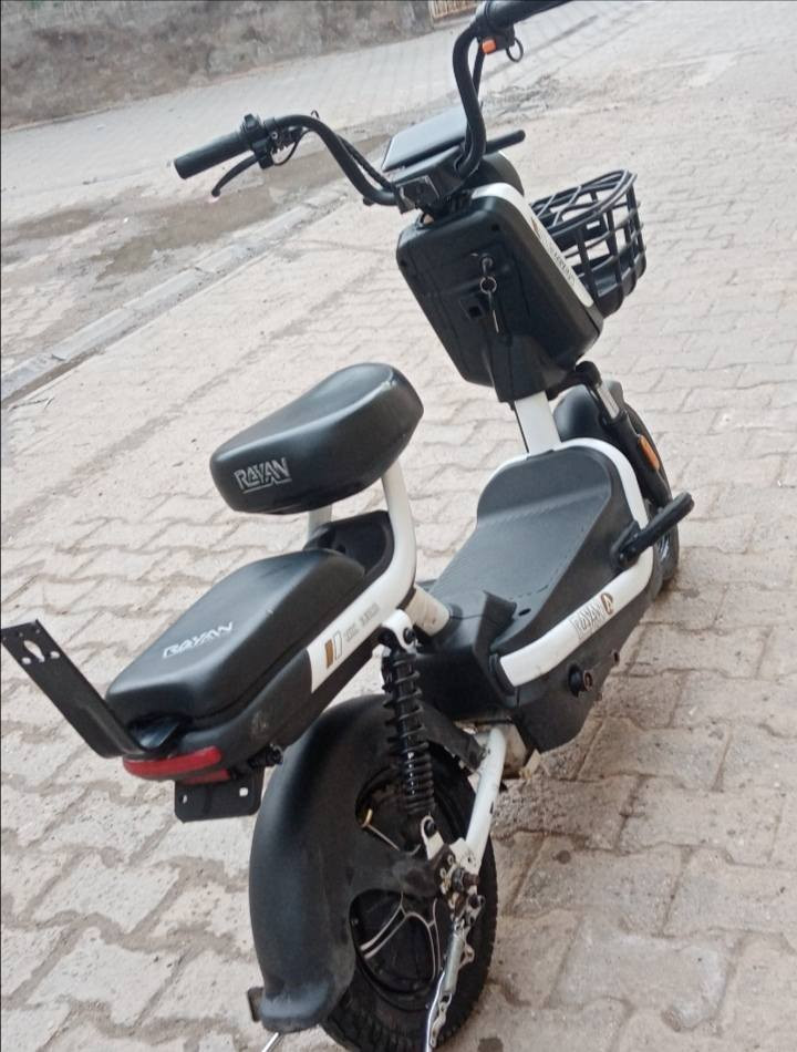 دراجه شحن
شركة الريان
نظافة 100من100
3سرع السرعه40
تايرات جدد
اشاير يمنه ويسره
لايت ضعيف وقوي
المسافه50كيلو
السعر ب195وبيهه مجال بسيط
ومامستخدمه هواي
العنوان بغداد المحمودية الاستفسار *********** المو شراي ليخابر رجان
