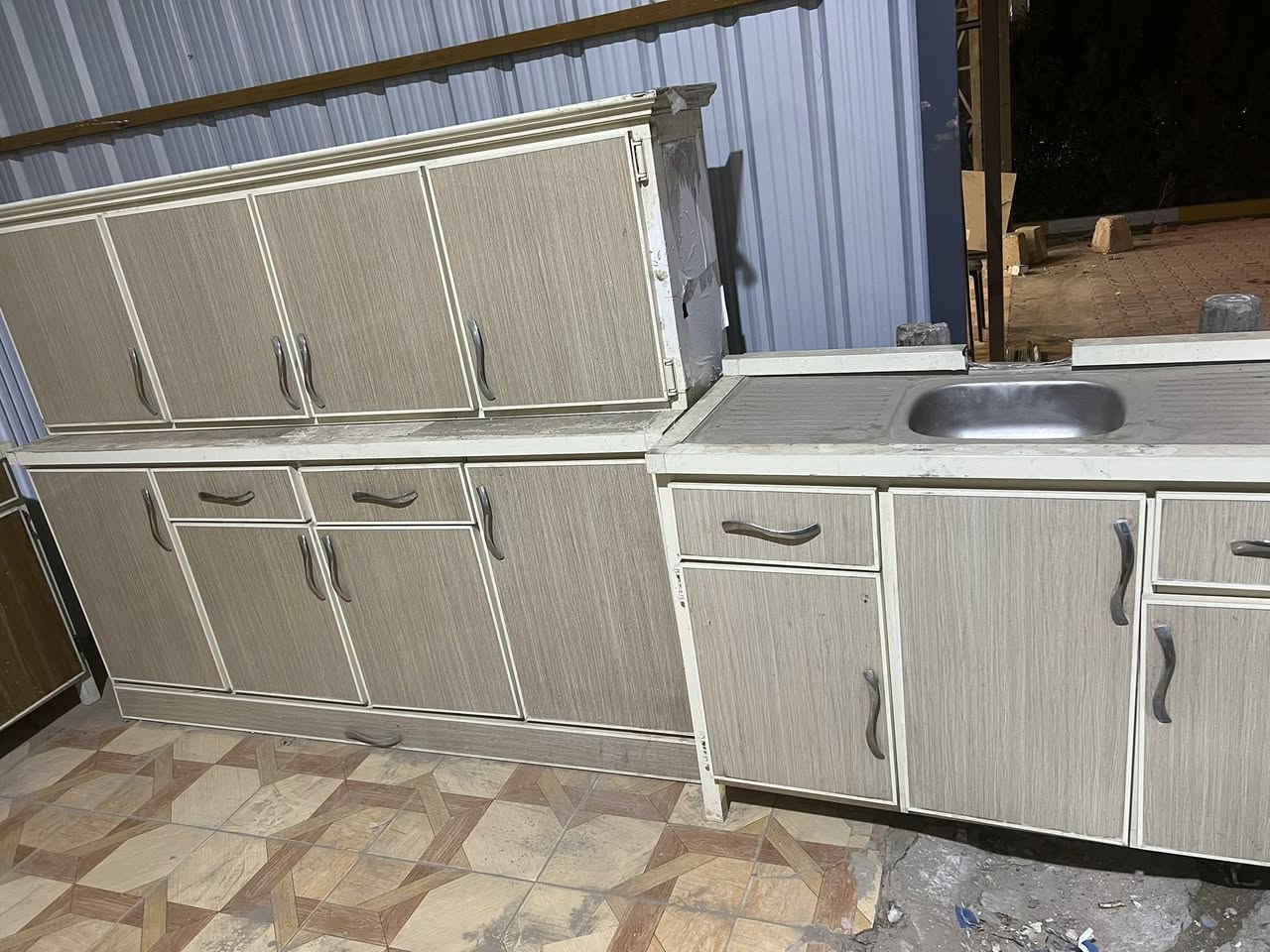 كاونترات مستخدمه للبيع قياس مترين مع سنك كامل العنوان التأميم مقابل مطعم حجي باسم الاستفسار ***********
