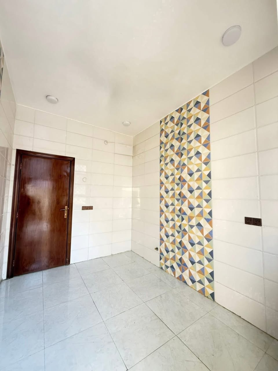 #بيع_مستعجل_سعر_مناسب 
السلام عليكم 

دار للبيع 125م طابو زراعي سند 25 

يحتوي على 👇🏻

3 غرف نوم - صاله - كلدور - مطبخ - كراج - مجمع صحيات عدد 3 - مناور 

الموقع 📍 

نادر الثانيه - خلف مول اهل الخير 2 

للاسـتـسفار عـن اي عقار يتم نشره  مراسلة الصفحه او الاتصال على 

   ⁠***********    ***********
