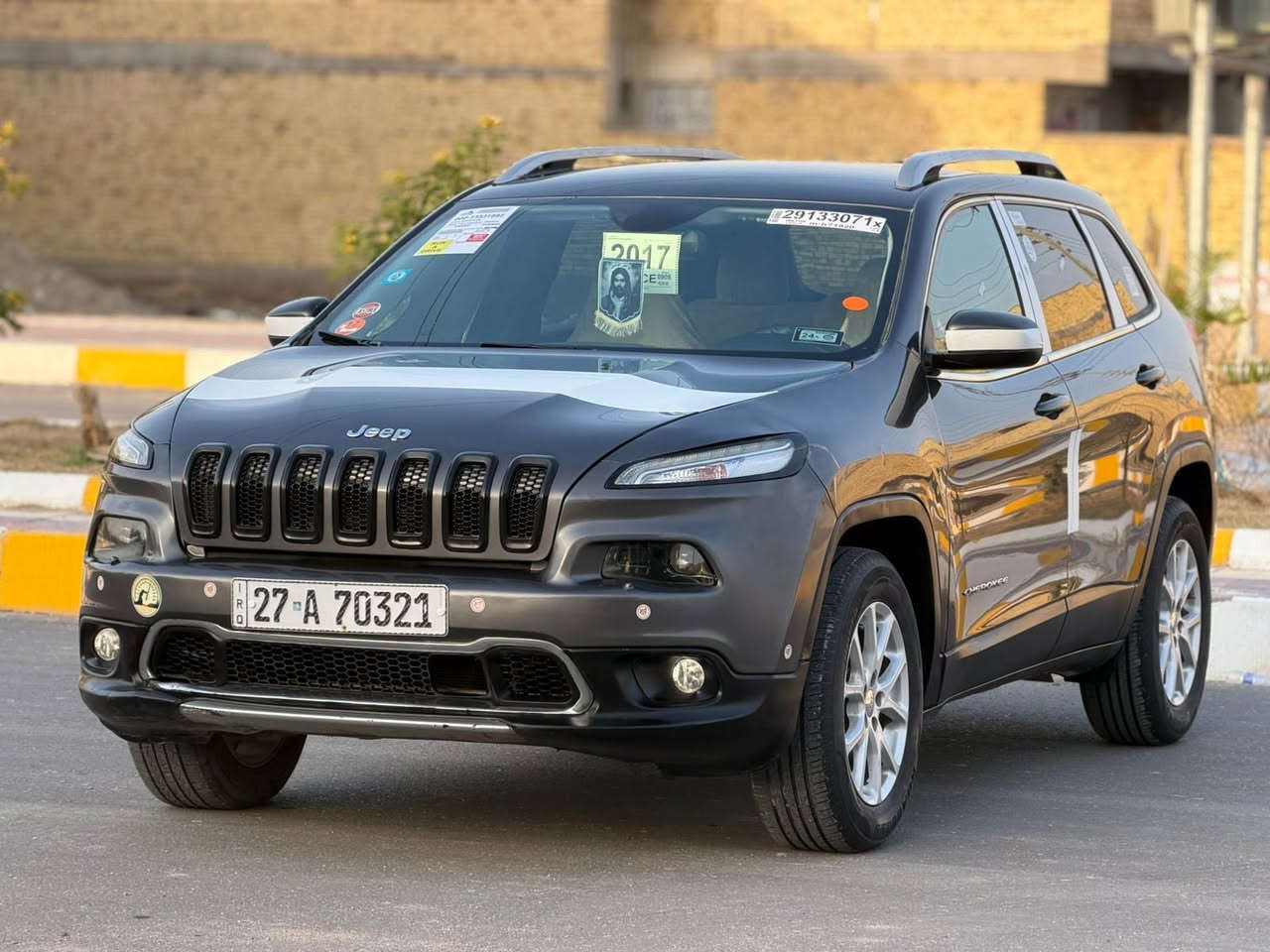 للبيع والمراوس جيب بزون م 2017 وارد امريكي حره تحويل بسمي مشروع وطني
ضرر جاملغ وبنيد وباب صبغ مواصفات
شاشه كبيرا كامرا دوار بلاجكترات لايت 
زنون مكينه 2400 مكفوله السياره جاهزه
الاخير المكان ذي قار مركز السعر 118 وبيه 
مجال الاستفسار النتصال ع رقم ***********
