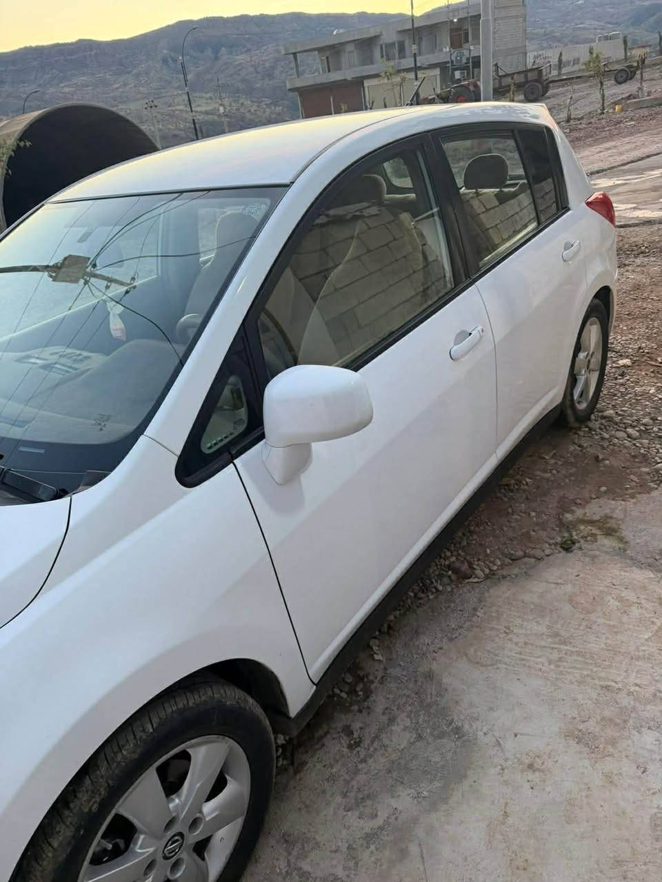 نیسان تیدا ٢٠١١ سپی بەفری گێڕ ئۆتۆماتێك  پەڵەیەگی زۆر بچوك بۆیاغی هەیە ڕەسمی سۆنەرەكەیم داناوە ناو زەرد چوار جام كارەبا ئەی بی ئێس دەبڵ ئێڕباگ  گێڕو مەكینەو تەبریدی ساردو گەرمی بێ عەیبە سەنەویو ڕەقەمی تازەیە بەناوی خۆمانە سەیارەی مەعرەز نییە  بۆ زانیاری *********** وەتس ئەپ و. ڤایبەری لەسەرە شوێن دوكانی سیاحی دخان, السليمانية
