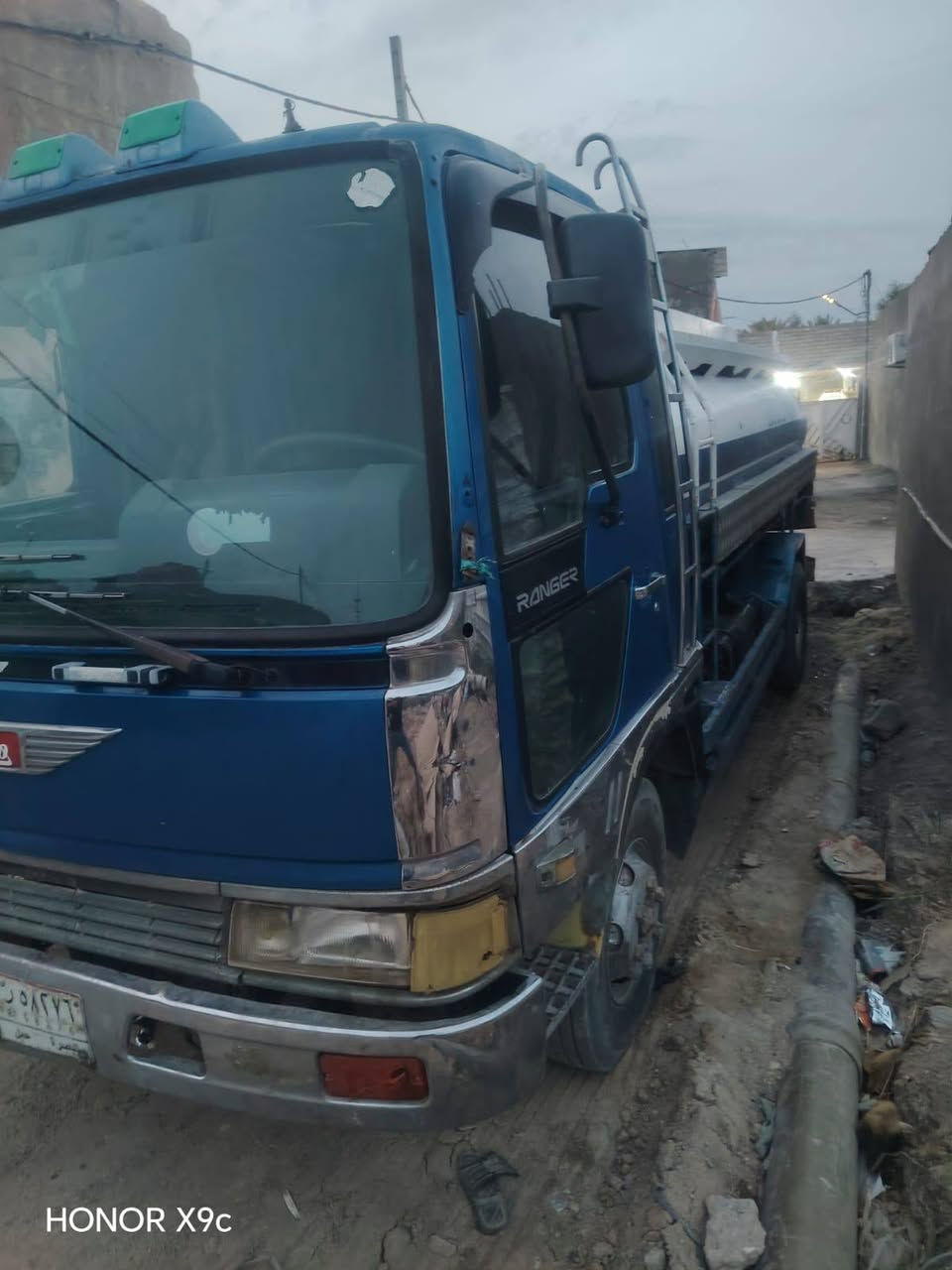 السلام عليكم 
 تنكر حوضيه ماي للبيع بلاد موديل ٩٤ محرك 70 طيره مكينه جديده حموله 8طن رقم بصره تحويل مباشر حداده جديده كهربائيات جهازه تخم تايرات نضاف *********** ،*********** البصره بني منصور السعر 125
