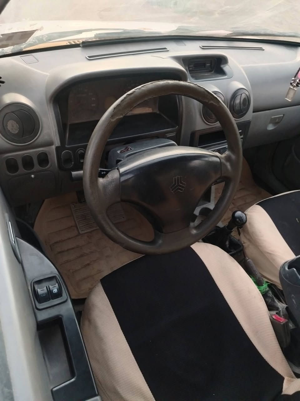 سايبا موديل ٢٠١٢سياره حلوه بيها سنويه ضايعه وبيها كتاب السعر ١١وبيها مجال كير ومحرك نظيغات عنوان كربلاء ***********
