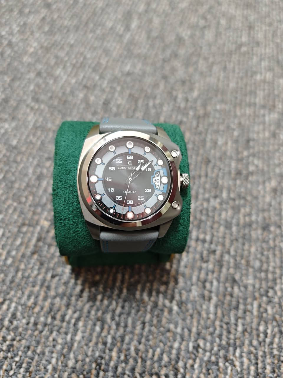 سلام علیکم. 
ساعە مختلفە و رائعه جدا من ماركة كریستیان لای. مكینه یابانی باتری. منفذ یومی بتصمیم رائع. ستنلس ستیل. سیر جلد طبیعی. نضیف لوك بالستیكر. كل شی بلادی. قطر 45 بدون زمبلک. سعر 55 الف.


**إذا كنت صاحب هذا الإعلان وتريد حذفه لأي سبب، رجاءا أرسل رسالة إلى الدعم الفني**