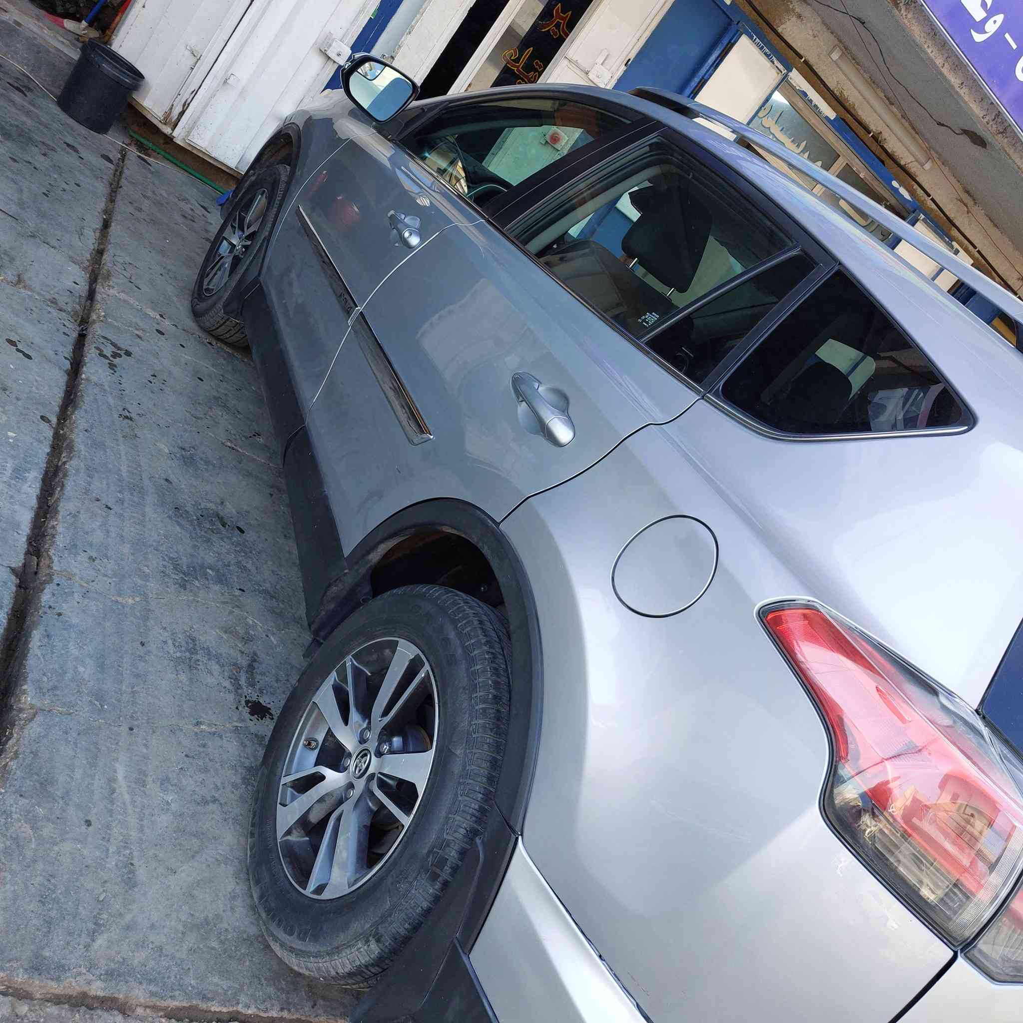 اسلام عليكم تيوته راف فور موديل ١٧ السياره ماشيه ٨٠ الف كيلو مو مايل كير مكينه تبريد تدفئه كله جديد حادثه قبق الجنطه وبيه صبغ بابين وجاملغ رقم بغداد سنويه جديده السعر ١٦٥ورقه وبيه مجال *********** مكاني الدوره حي الصحه بغداد
