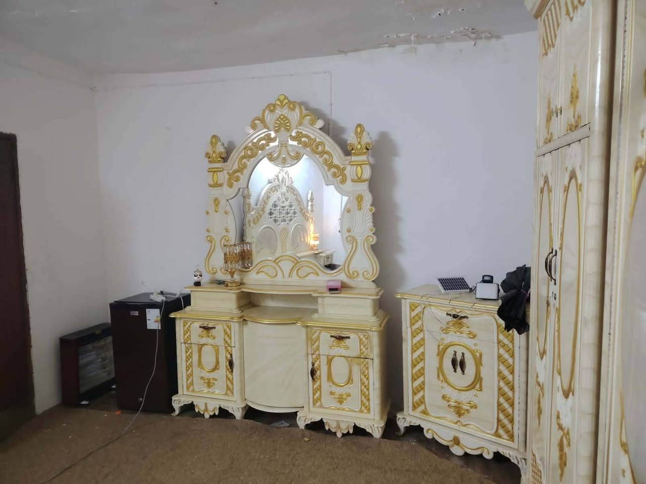 السلام عليكم غرفه للبيع ٦باب طابقين توصاه صاج داخل خارج صبغ حراري نظيفه السعر 875 الف وبيه مجال العنوان بعقوبه كاطون الرازي شارع ابو رباح قرب مرطبات لسيد مزاد ابو كرار الغريباوي ***********
