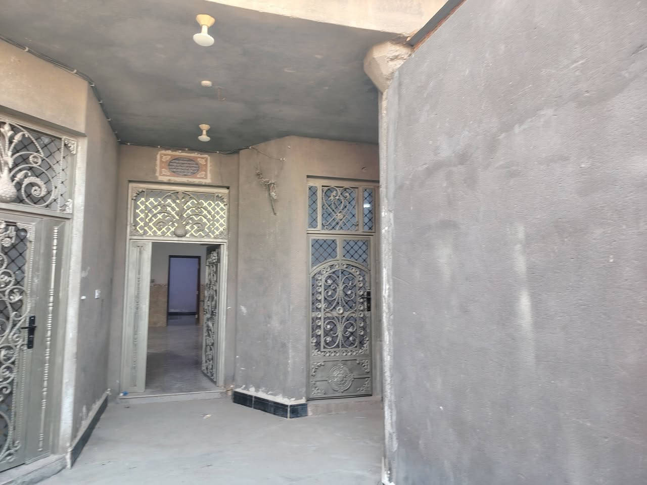 دار للبيع الشراكيه قرب مدرسة الكون 240 م كامل  وبيه محل مقابيله خدمات للأستفسار***********
