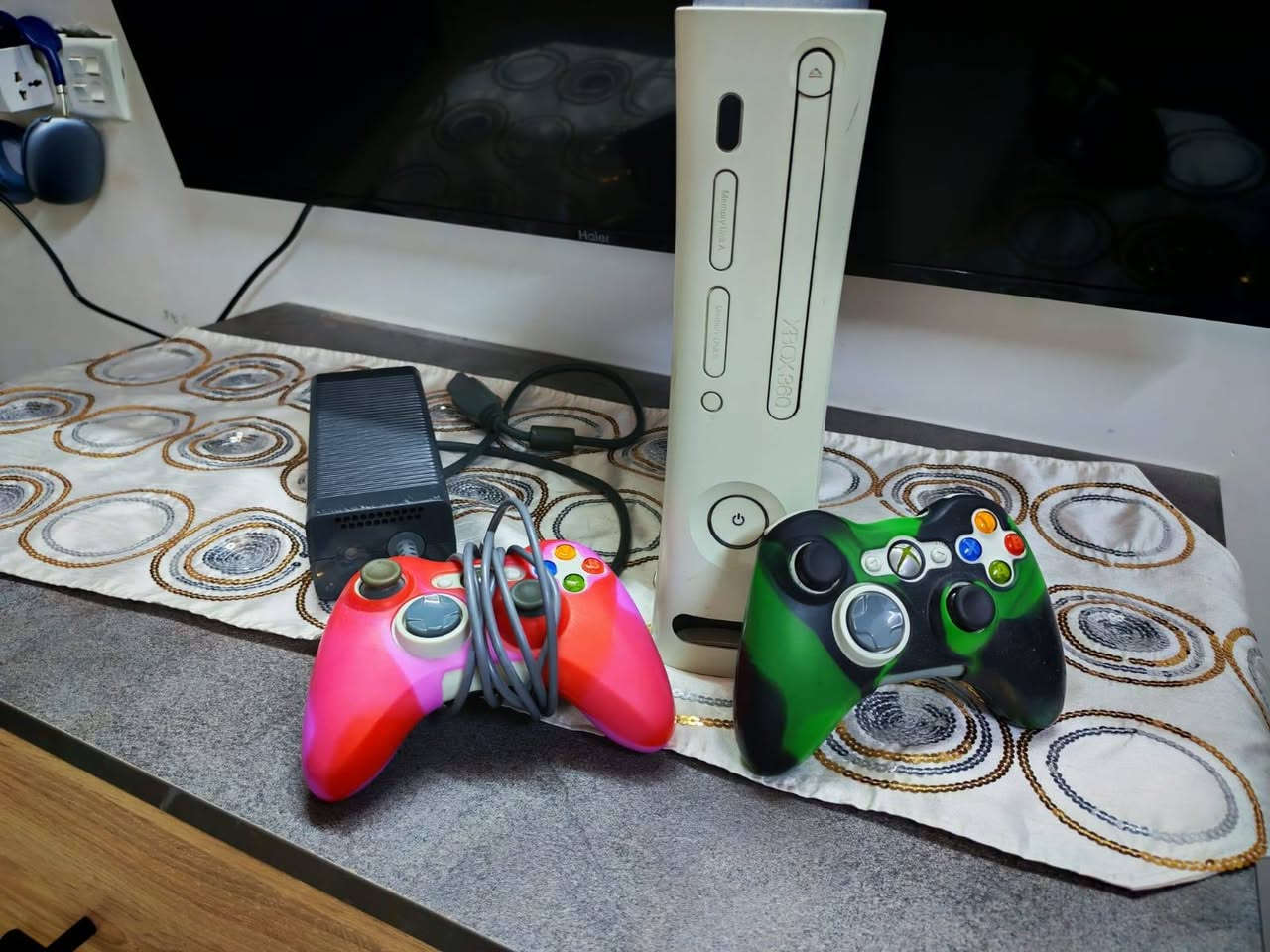 السلام عليكم
عيدكم مبارك شباب

للبيع جهاز اكس بوكس 360 فات للبيع مليان العاب
اليدات وحدة بلوتوث والثانية واير واثنينهم شغالين

السعر 110

شراي تفضل خاص


**إذا كنت صاحب هذا الإعلان وتريد حذفه لأي سبب، رجاءا أرسل رسالة إلى الدعم الفني**
