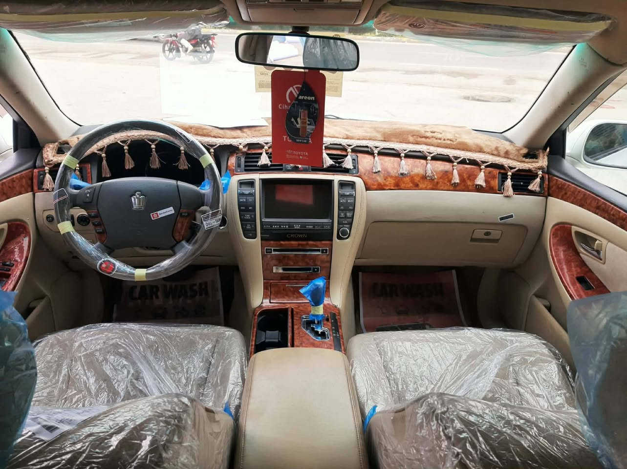 شاهینە ٢ دگمەی ناو زەرد 
١٨٢ 

***********
