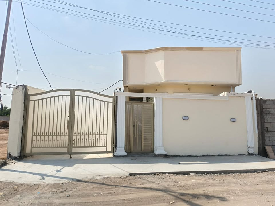 دار ل بيع مساحه 700 متر
يحتوي عل بيتين 
بيت مساحه 120 متر كامل فول تريده ويه ل ثاث او بدون اثاث 
ول بيت ثاني مساحه 200 متر هيكل عضم
ارضيه رفت بناء درجه اوله حته السياج رفت 
ماء كهرباء 24 ساعه 
 تيل مال كهرباء بل باب
البيوت لبصفك كله نص دونم او 500 متر 
سند 25 طابو تحويل 
الموقع بغداد الكرغوليه السايد الواحد
ملاحضه التصوير هاذه قدم البيت كامل
حته الحديقه مزروعه ثيل تخبل 
وبيه قفاصه ثنين مال حيونات 
هديه ويه بيت 
رقم التلفون ***********

