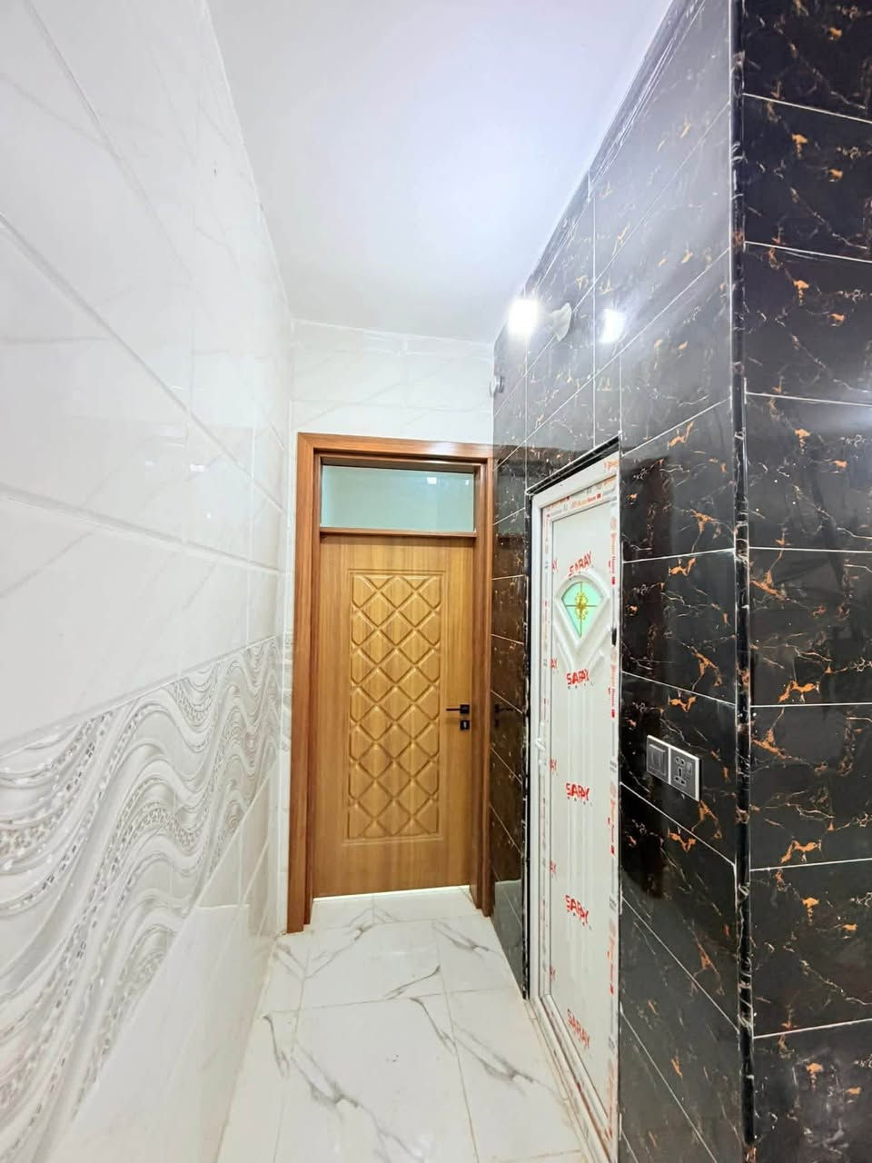 بيت 100 متر للبيع جديدبعده ما مسكون
يتكون من غرفه نوم 1+صاله+مطبخ +استقبال + صحيات داخل وخارج 

بناء درجه اولى أساس وسكف صب 

بناء طابوك جمهوري 

مكانه 

حيً ميسان شارع ٦٠ قرب سكله الكرعاوي 

السعر 40

*********** واتساب
