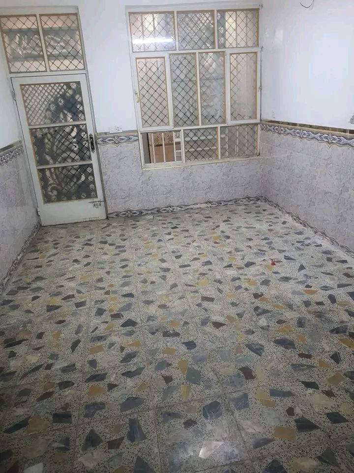 بيت نظيف ٧٥ متر للايجار طابقين ٣ غرف نوم كبار مع استقبال ٧ متر حمام عدد ٢ مع صحيات خارجيه يوجد خط سحب مولد مع خط انترنيت نظيف سيراميك العنوان الزعفرانيه شارع الكهرباء الشيشان قرب مدرسة زهور العراق فرع أفران ولاية علي للإستفسار ***********  ( ايجاره ٤٠٠ ) يوجد سخان مع ماطور ماء مع خزان ماء عدد ٢
