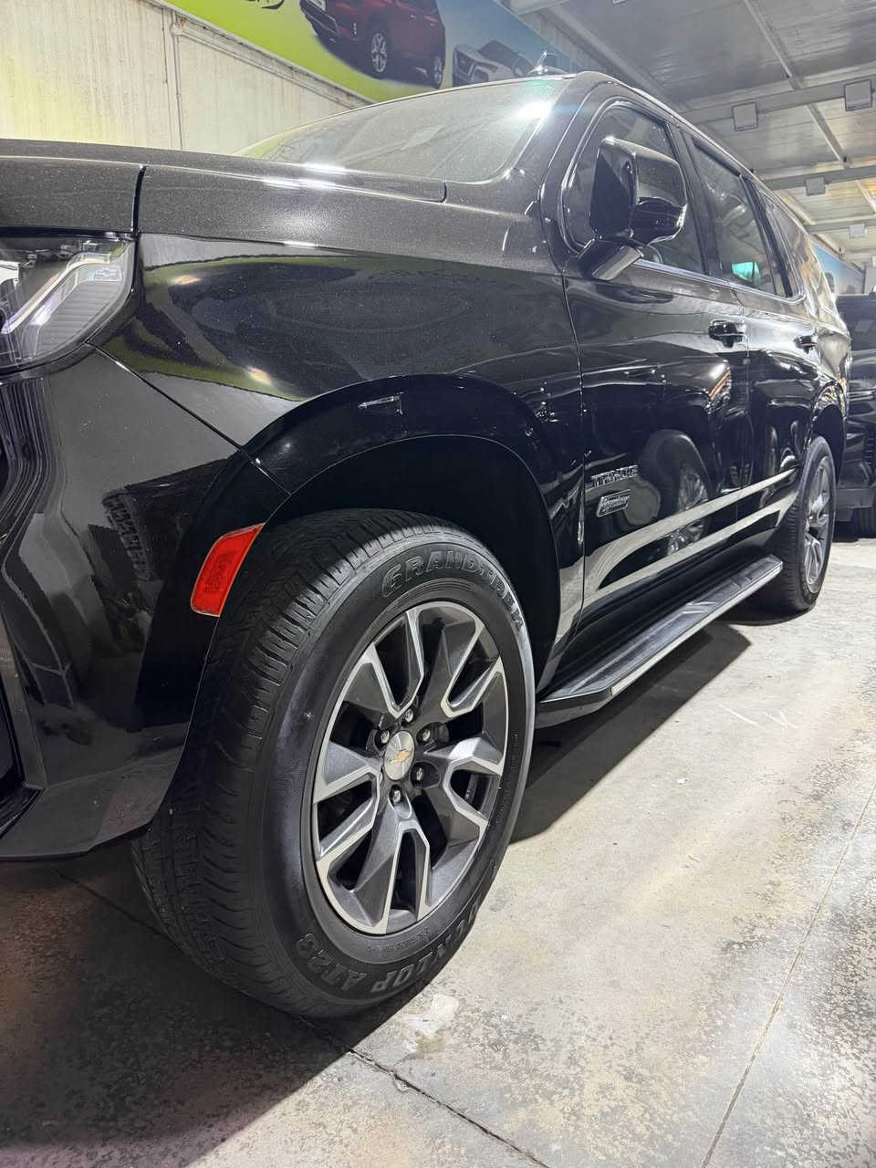 إتاهو 2022 بمحرك 5.3 V8 ومع بانوراما.     السعر ٤٣٠ ـ

المواصفات 

* محرك 5.3 لتر V8
* قوة 355 حصان
* عزم 383 رطل-قدم
* قير أوتوماتيك 10 سرعات
* دفع خلفي أو دبل (حسب النسخة)
* فتحة سقف بانوراما كهربائية مزدوجة
* شاشة 10.2 إنج
* عدادات رقمية 12 إنج
* نظام Apple CarPlay وAndroid Auto
* كاميرا 360 درجة (بعض الفئات العليا)
* رادار ومثبت سرعة ذكي
* تبريد وتسخين للمقاعد الأمامية
* نظام صوت Bose
* جنوط 22 إنج في بعض التجهيزات العالية 

رقم تليفون 
***********
*********** بغداد, العراق
