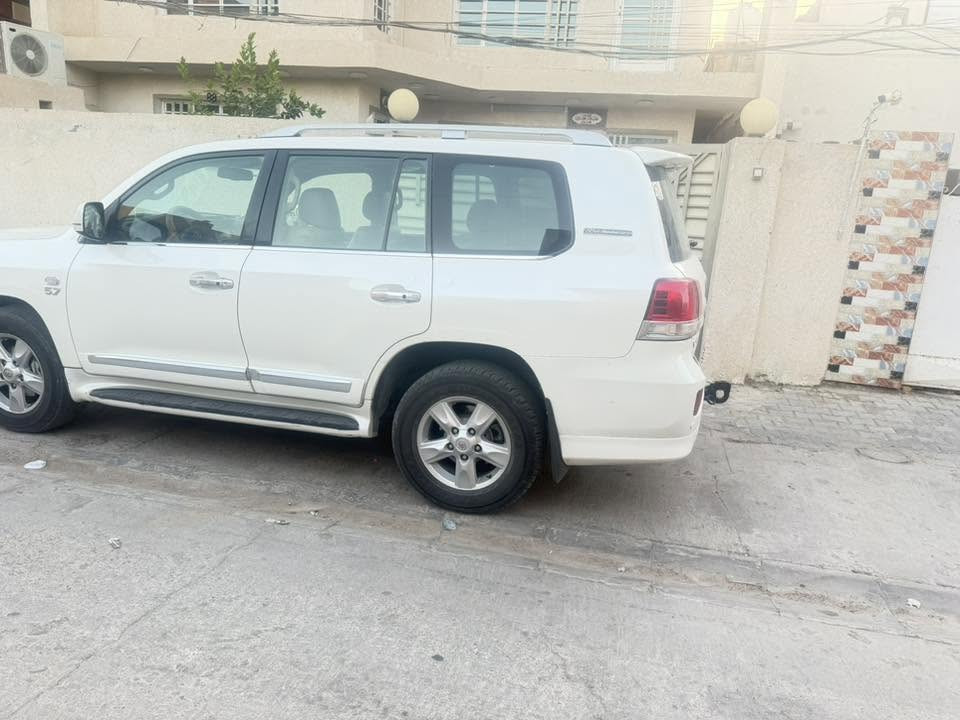 السلام عليكم ورحمة الله 

اخونً بدون كسران مستعجل ع البيع 

للبيع لاندكروزر ستينيه نضيفه جدا للجناي 

موديل 2011 اللون صدفي … 8 سلندر 5700

فول للاخير فتحه بصمه كشن جلد عسلي 

عداد المشي 122 

حداديه نضيفه كلش السياره ماتحتاج مصرف دينار 

رقم اربيل دولي بأسم كردي وكاله تحويل موجود 

السيارة بيها 2 قطع فتح فقط 

وبيها شبرين صبغ 

واليشوف نفسه يشتري السياره باجر اسوي سونار ودزه قبل لايجي 

السعر (278 ورقه 

تواجد السيارة الكوت مركز 

***********
