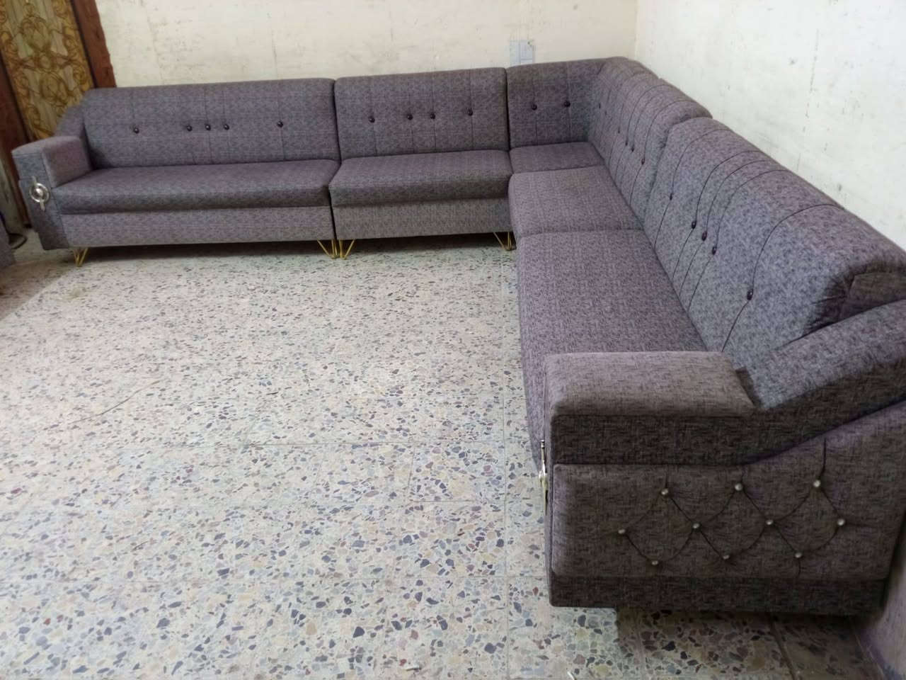 ديوان 17 مقاعد تفصل نضيف جدا سعر 400 وبي مجال مكان  بياع كو توصل بكروه رقم  يوجد وتساب***********
