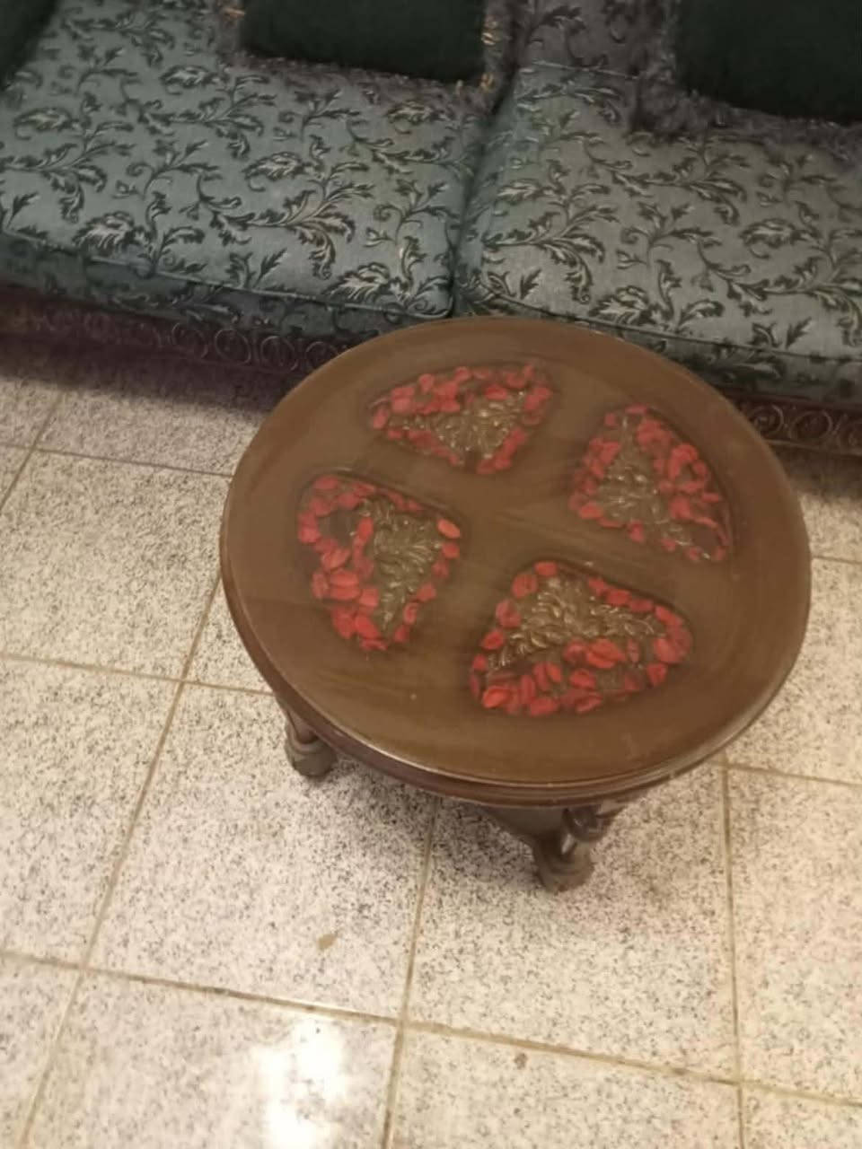 :
✨ للبيع تخم استقبال ملكي  ✨

🛋️ التخم يتكون من:
✔️ قنفه ثلاثية
✔️ قنفه ثنائية
✔️ كرسي مفرد4قطع
✔️ طاولة وسط كبيرة
✔️ طاولة جانبية 2

🔸 خشب متين محفور بتفاصيل فخمة.
🔸 قماش راقي بلون شذري مزخرف.
🔸 الطاولات زجاجية بتصميم أنيق.
🔸 نظيف 

📍الموقع: (الدوره شارع الصحه)
💰السعر: (التخم مع الطبلات 500وبي مجال ”)
📩 للاستفسار والمزيد من الصور يرجى مراسلتي على الخاص


**إذا كنت صاحب هذا الإعلان وتريد حذفه لأي سبب، رجاءا أرسل رسالة إلى الدعم الفني**