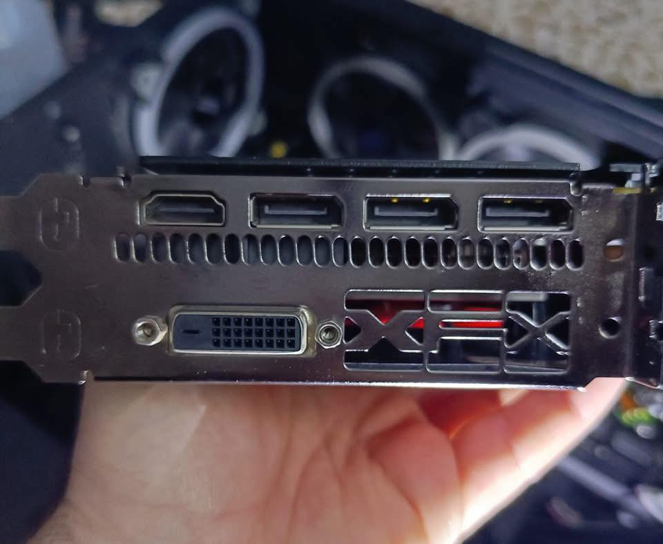 السلام عليكم بطاقة رسومات XFX AMD Radeon RX 570.
تتميز بطاقات الرسومات هذه بما يلي:
المُصنّع: XFX
المُعالج: AMD Radeon RX 570 استنادًا إلى بنية Polaris
الذاكرة: متوفرة بنسخ 4 جيجابايت أمن نوع GDDR5
نظام التبريد: تتميز بمروحتين باللون الأحمر وتصميم مزدوج الفتحات (Dual Slot)
المخارج: تشتمل عادةً على منافذ DisplayPort و HDMI و DVI-D 
للبيع 50الف


**إذا كنت صاحب هذا الإعلان وتريد حذفه لأي سبب، رجاءا أرسل رسالة إلى الدعم الفني**