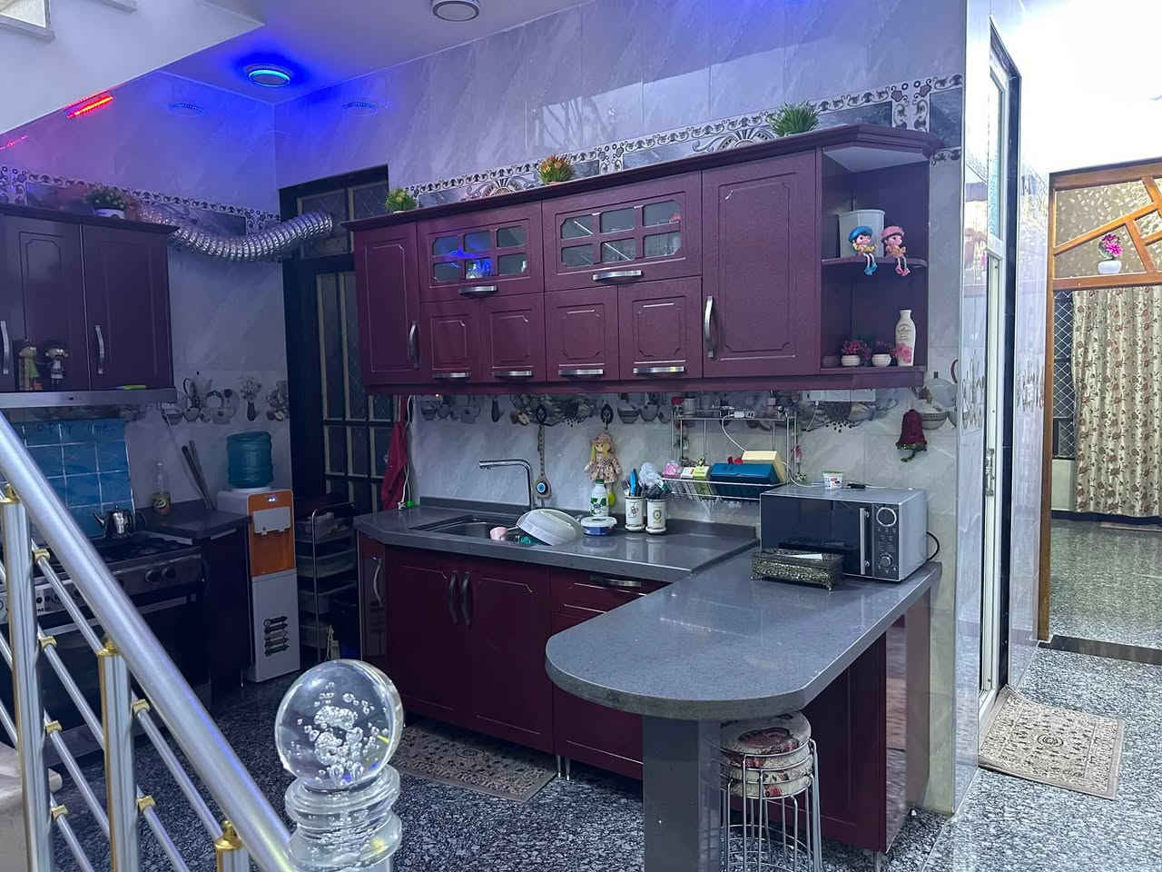 السلام عليكم 
بيت 100 متر زراعي سند 25 للبيع 
كامل طابقين وجاهز بناء حديث خدمات متوفرة مي مجاري كهرباء 

متكون من 3 غرف نوم 
حمامات 3 

موقع البيت : سكينة الزراعي مقاطعة 9/2 قرب اسواق خوخة يم مولدة وسام الساعدي القديمة عالشارع العريض البيت بالفرع يكون 

البيت سعرة 124 ومجاله بسيط 

وهذا رقم صاحب البيت للأستفسار ***********
