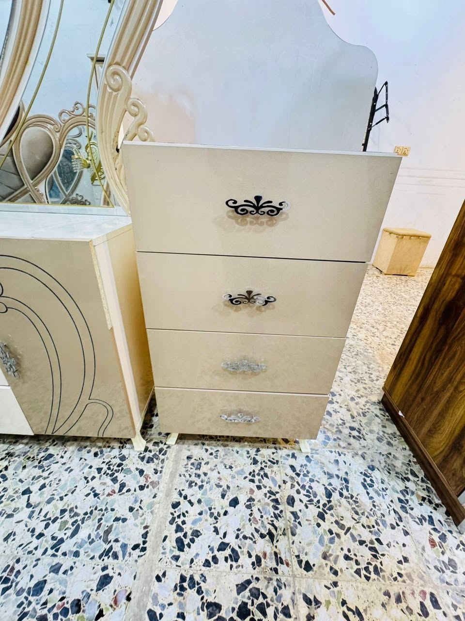 غرفه نوم جديده 9قطع 450وبيه مجال مستعجل عله بيعته ***********
