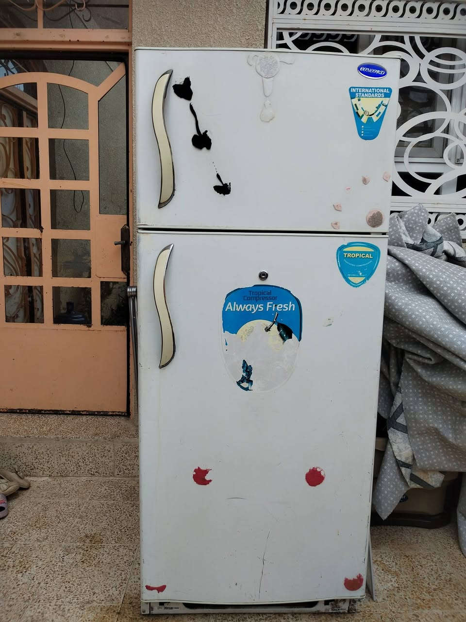 ثلاجة للبيع شغالة كاملة مابها تصليح السعر 125 للتواصل الرقم ***********
